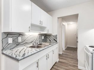 Merle Manor, Edmonton, AB T5H 1M3
