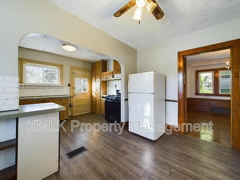 524 Allyn St — Photo 19