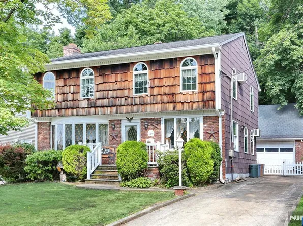 159 Burr Pl, Hasbrouck Heights, NJ 07604