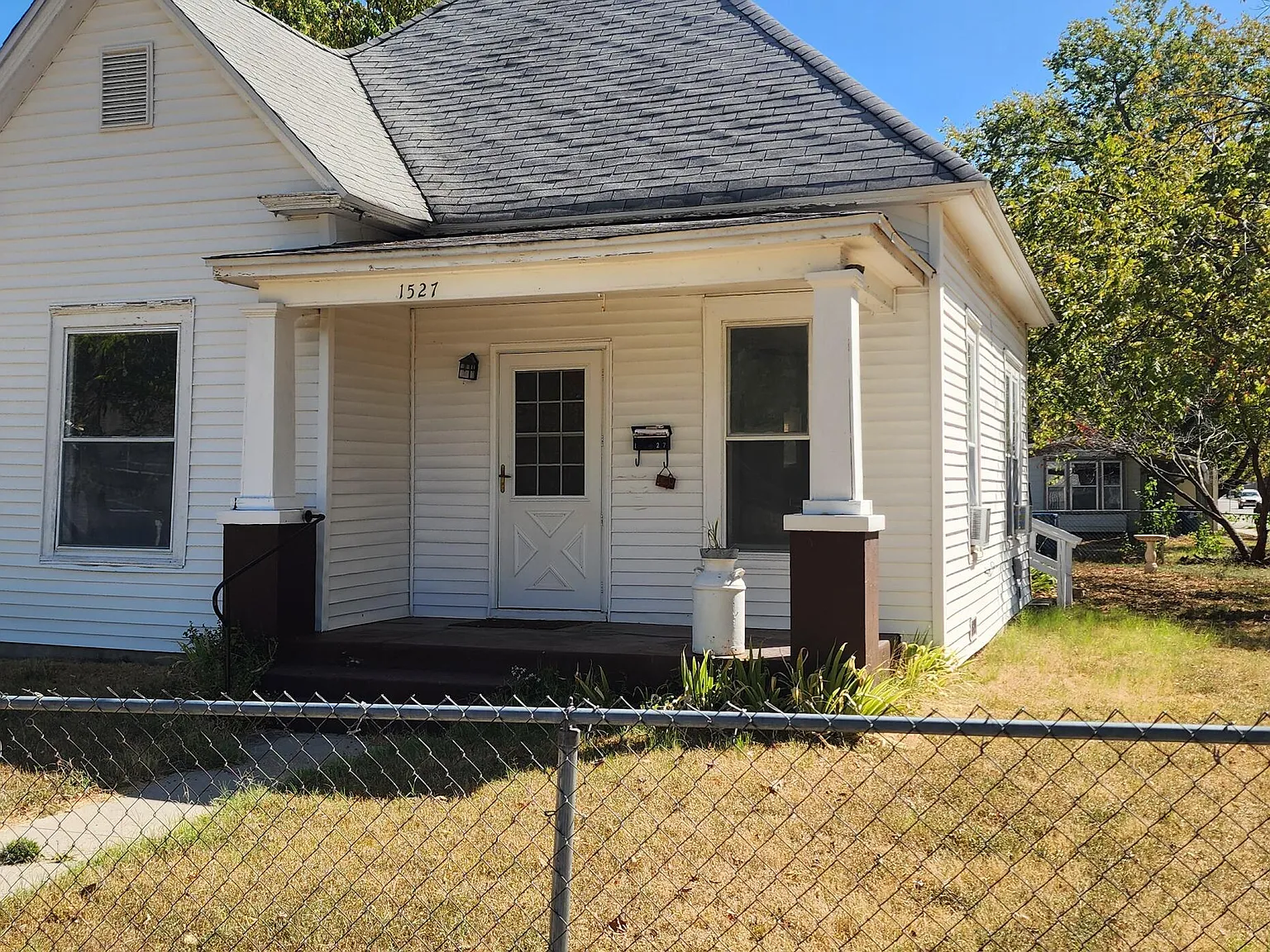 2 bed, 1.0 bath, 896 sqft, $950 — Photo 1