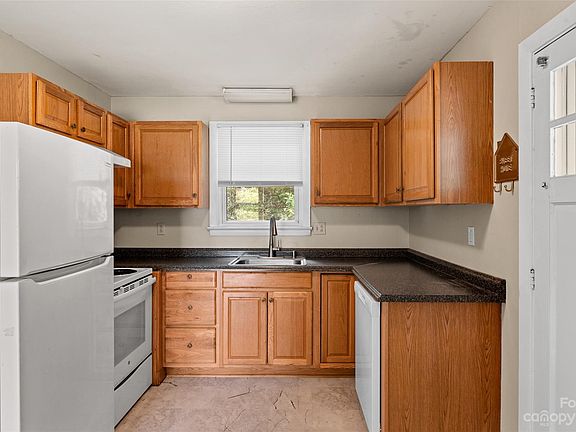 3rd image of 634 23rd Ave NE