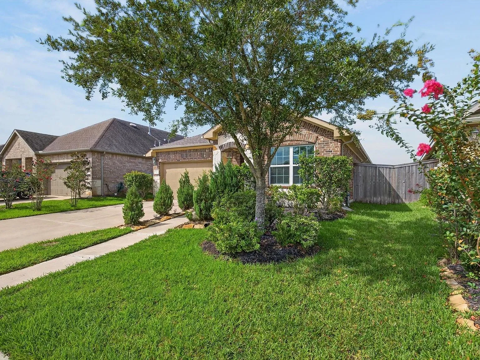 3 bed, 2.0 bath, 1531 sqft, $2,300 — Photo 3