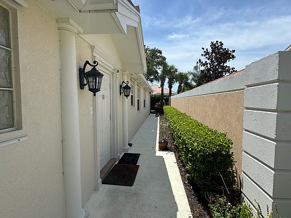 4th image of 7630 Pesaro Dr