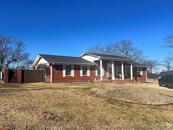 2nd image of 1901 Mockingbird Ln