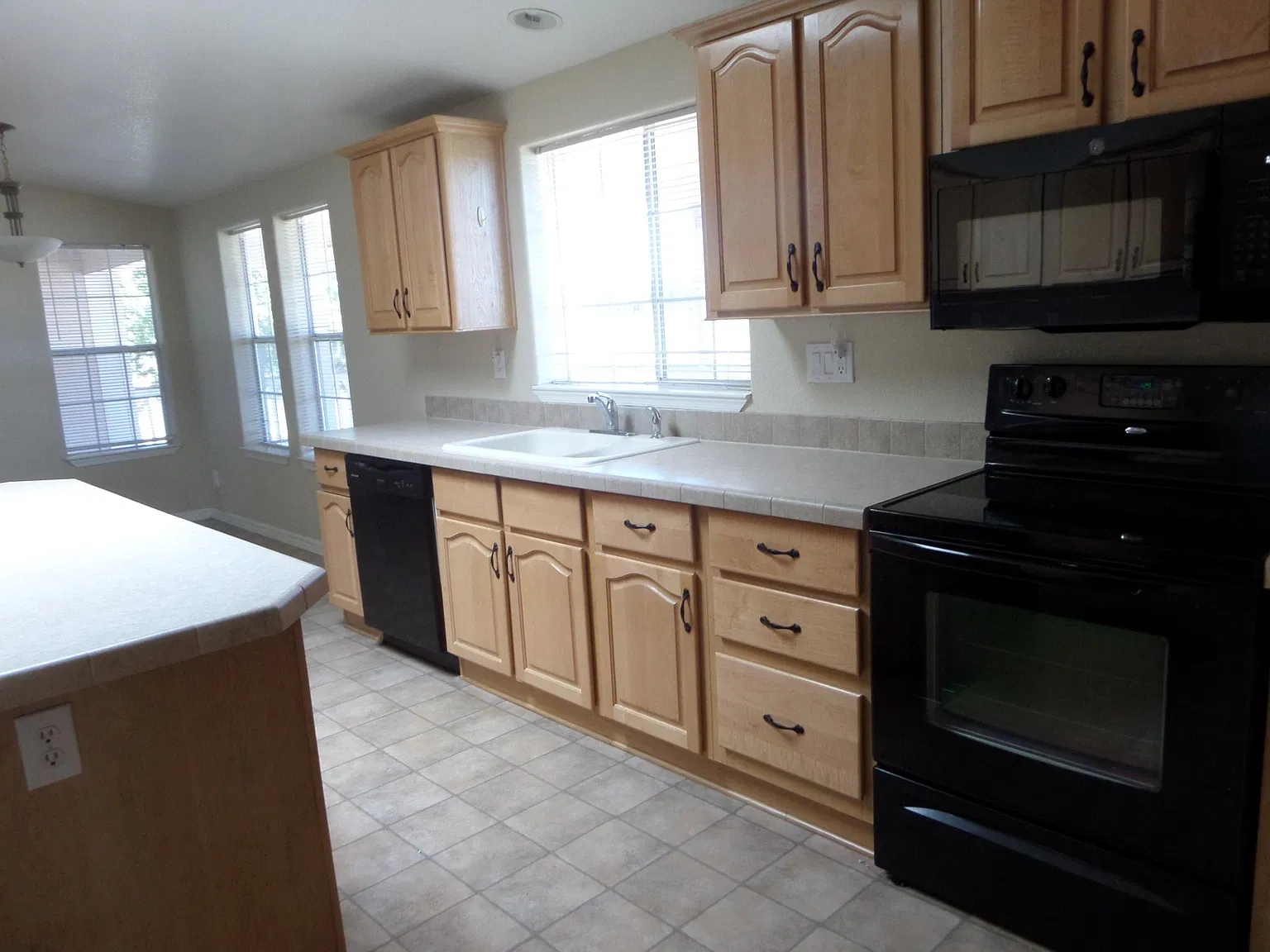 3 bed, 1920 sqft, $2,600 — Photo 4