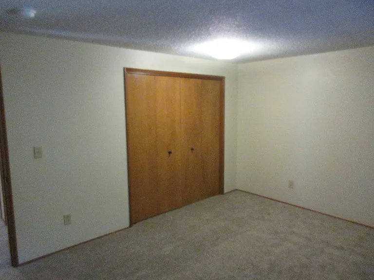 Large 2 bedroom w/ New carpet! — Photo 8