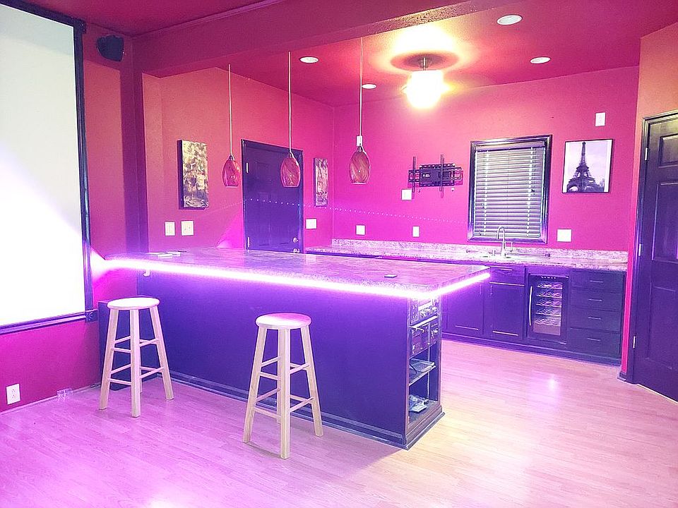 Tv bar / Theater bar.  Both sideseating