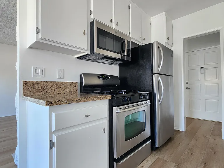 1310 Wellesley Ave — Photo 19