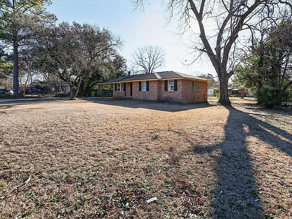 3rd image of 1720 Sandra Dr