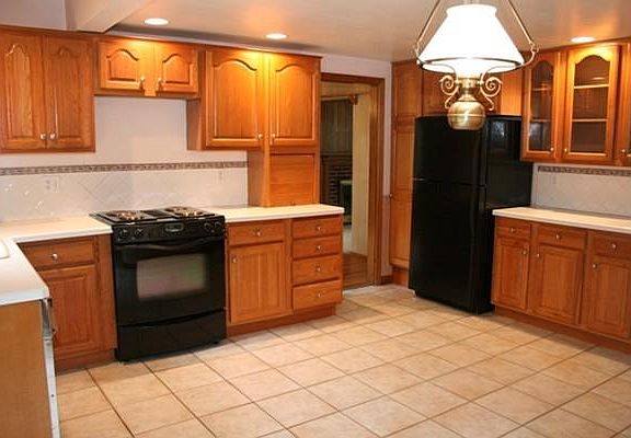 3rd image of 4 Herrick Ln