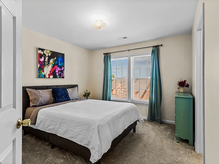 Bedroom with connected bathroom, queen bed (Bedroom 4)