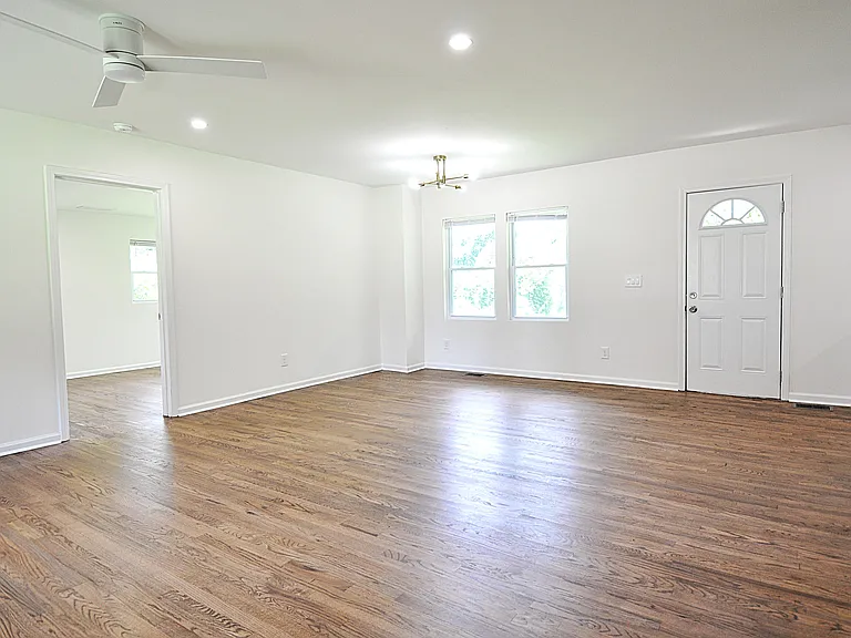 1742 Valencia Rd — Photo 2