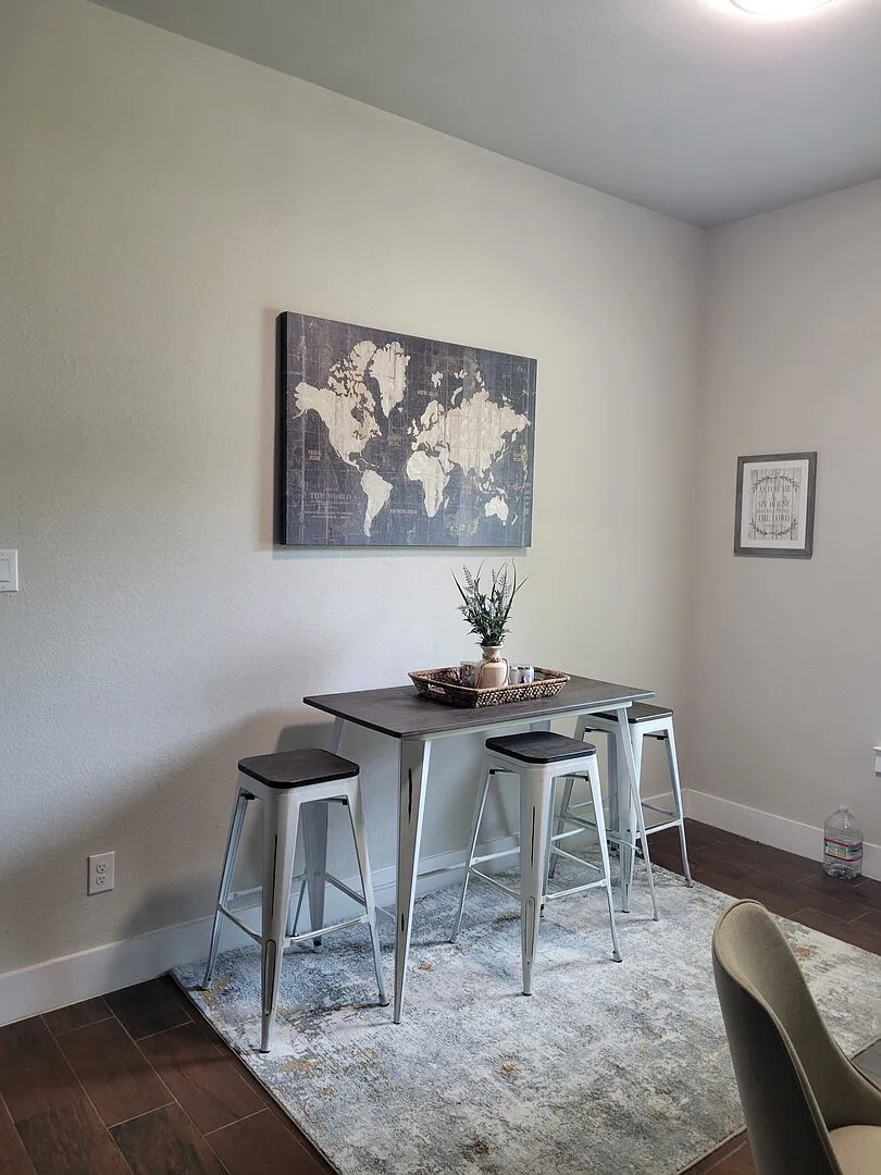 Spacious Home With Fenced Yard Close to Downtown Dallas — Photo 4
