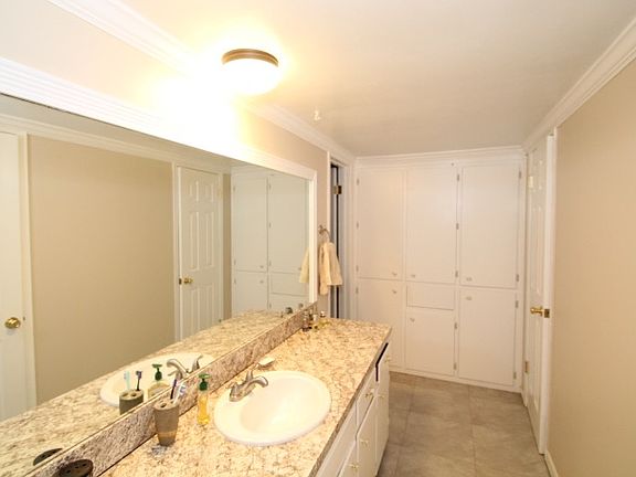 4th image of 419 Carothers St