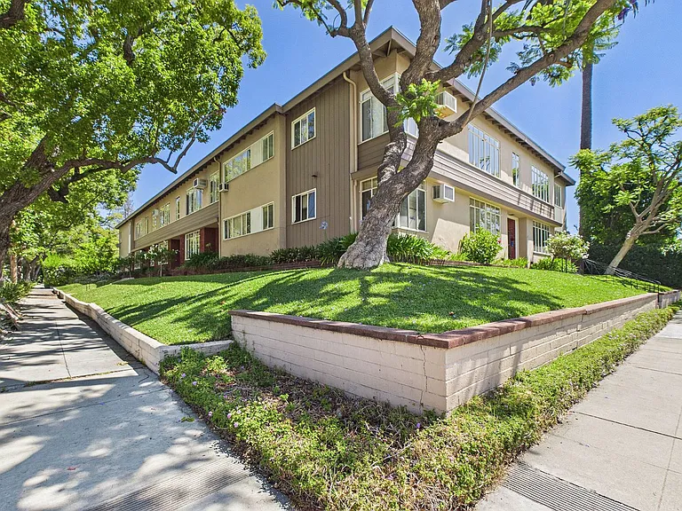 1900 Huntington Dr — Photo 12