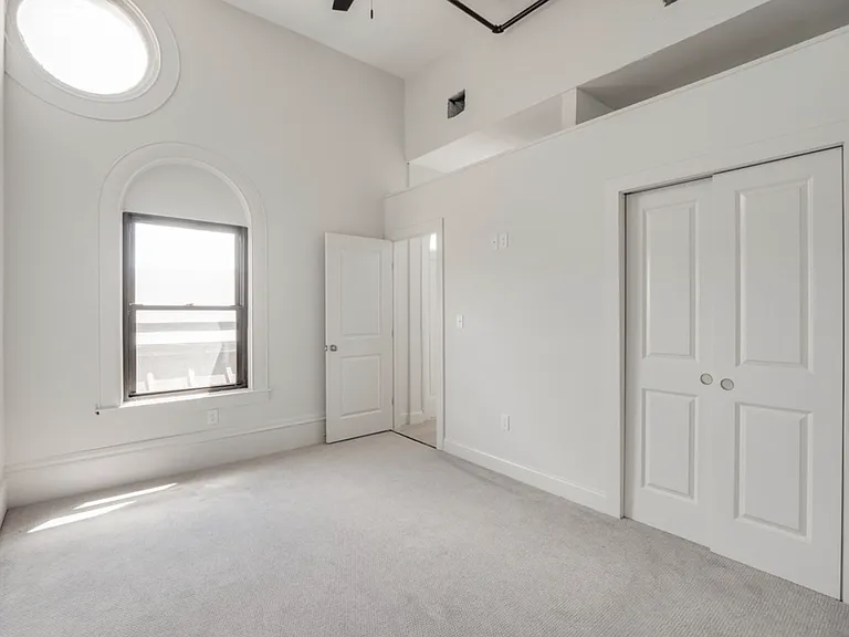 105 William St #402 — Photo 3
