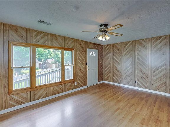 3rd image of 634 Emerson Dr