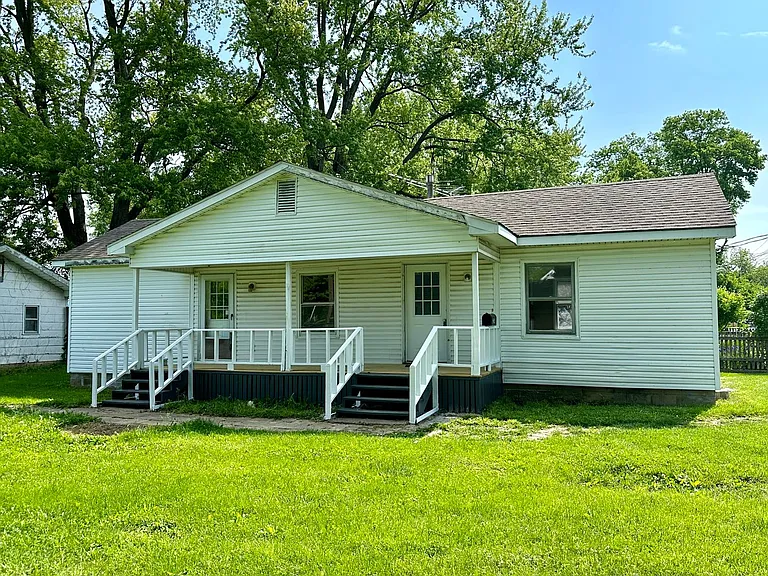 1124 W Market St — Photo 1