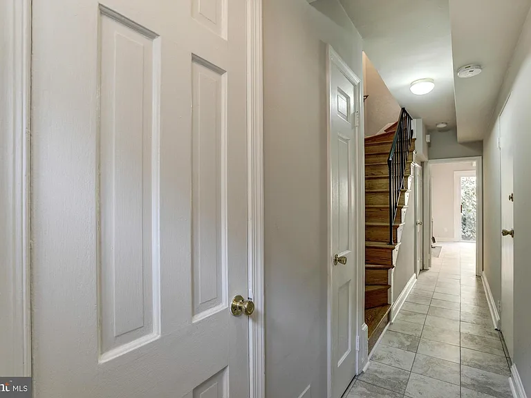 2531 Queen Annes Ln NW — Photo 3