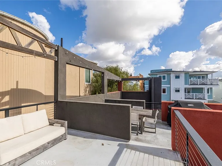 701 Loma Dr — Photo 38