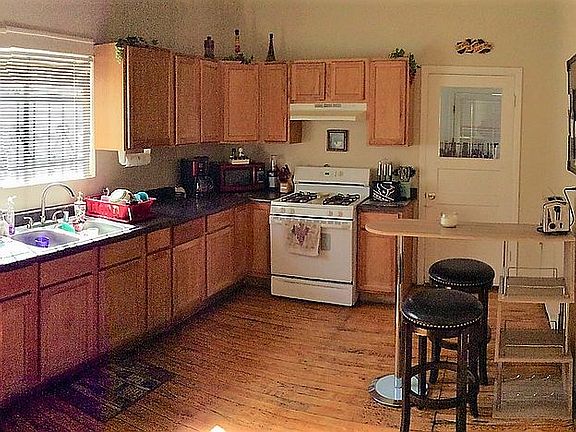 kitch, bkfst area to laundry