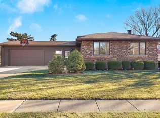 2200 Charmingfare Dr, Woodridge, IL