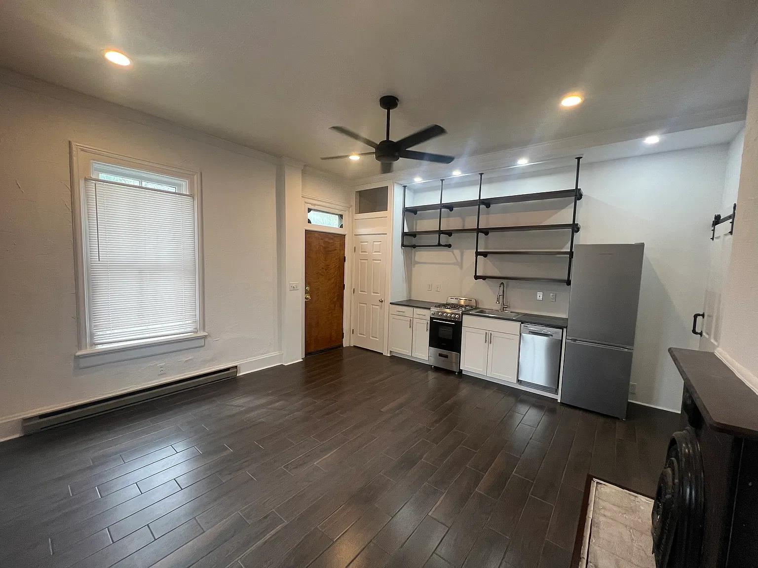 Studio, 300 sqft, $995 — Photo 4