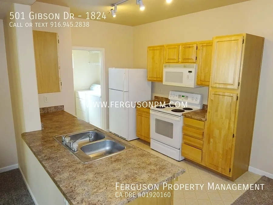 Upper Level Condo with Newer Carpet, Paint and a Garage — Photo 1