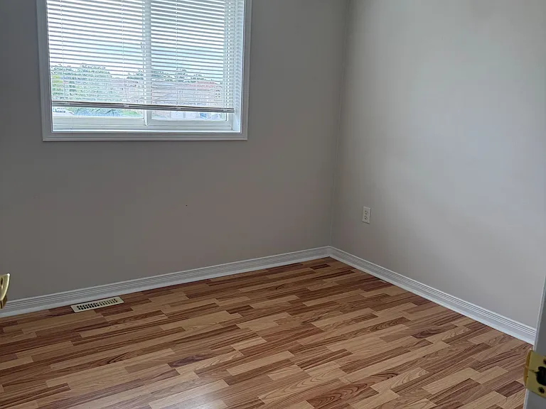 229 Dunsmore Ln #UPPER — Photo 9