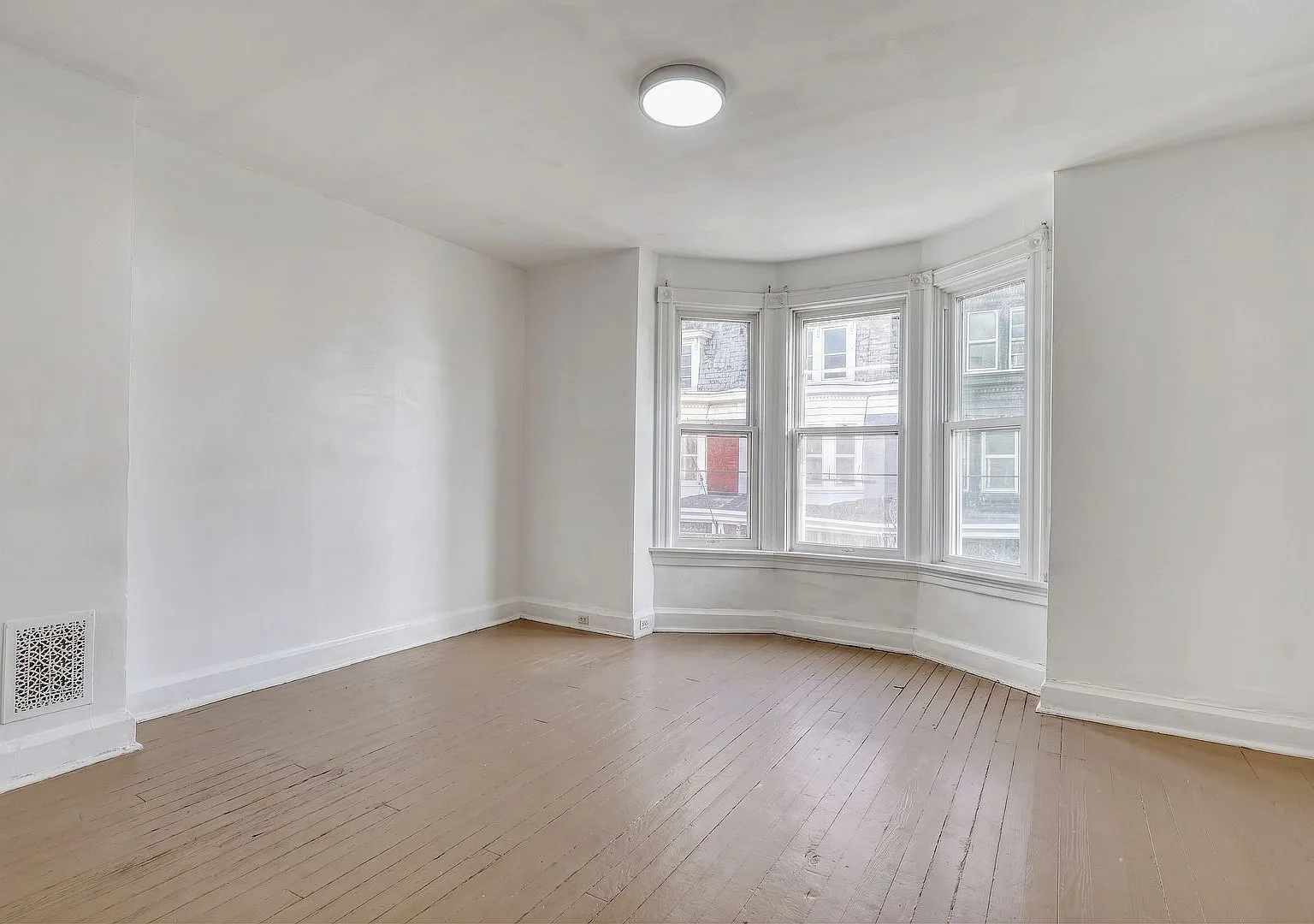 Spacious 4 Bedroom, 1.5 Bathroom Home — Photo 3