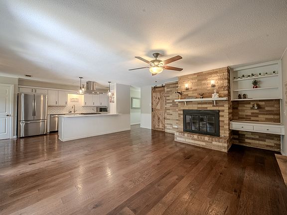 3rd image of 807 Eastcliff Dr