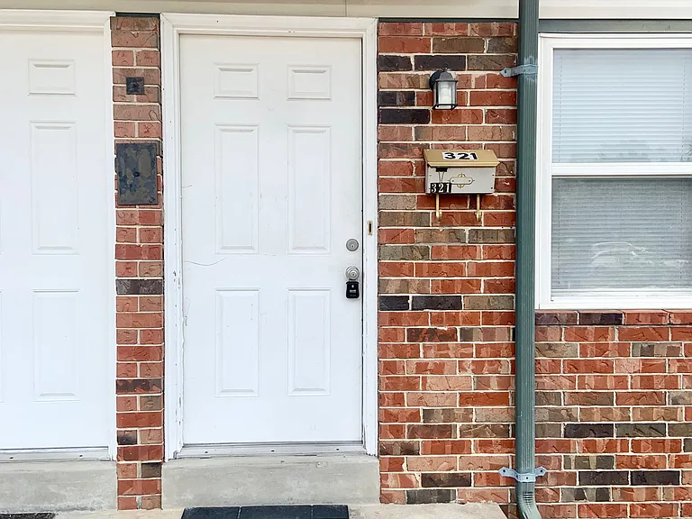 321 Park Ln #321 — Photo 3
