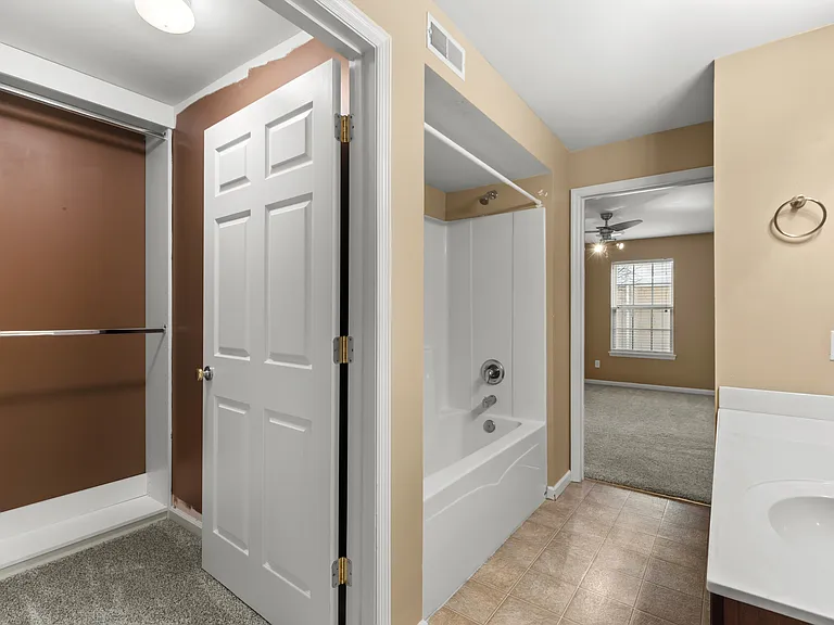 10201 Spring Creek Ln — Photo 24