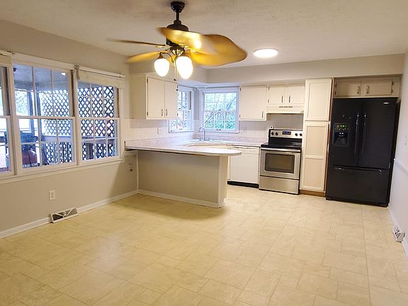 2nd image of 3477 Aldershot Dr