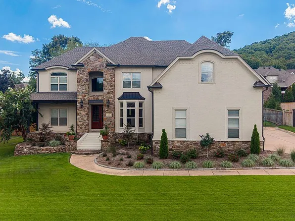 135 Courts Ln, Little Rock, AR 72223