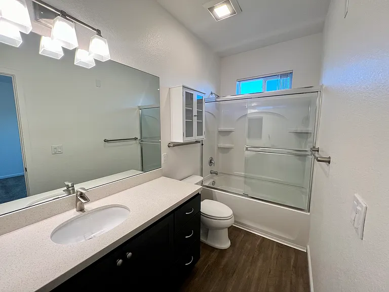 Esposti Park Apartments — Photo 26