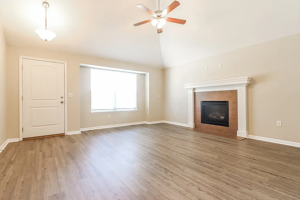 3 bed, 2.0 bath, 1366 sqft, $1,925 — Photo 4