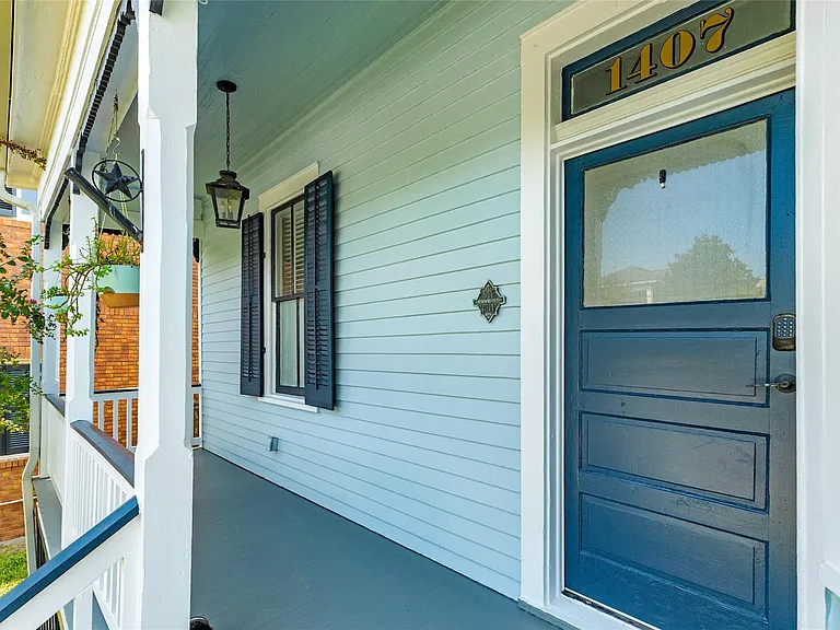 1407 Winnie St — Photo 6