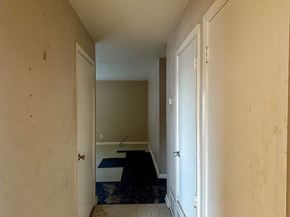 5th image of 704 W Banyan Ct