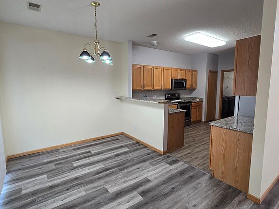 3rd image of 1339 Yorkshire Ln