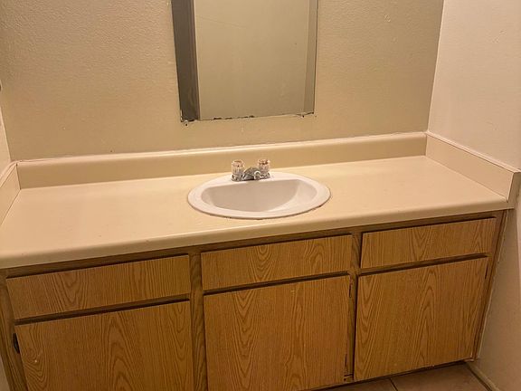 4th image of 925 W Denni St #5