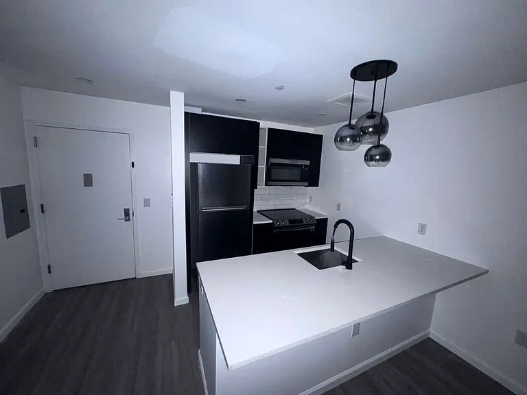 555 Market St #4C — Photo 2
