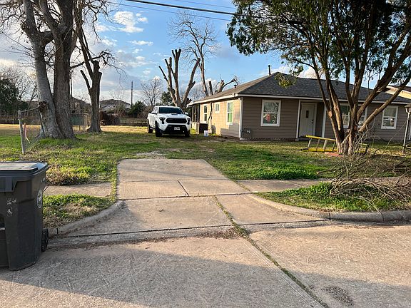 3rd image of 715 W Park St