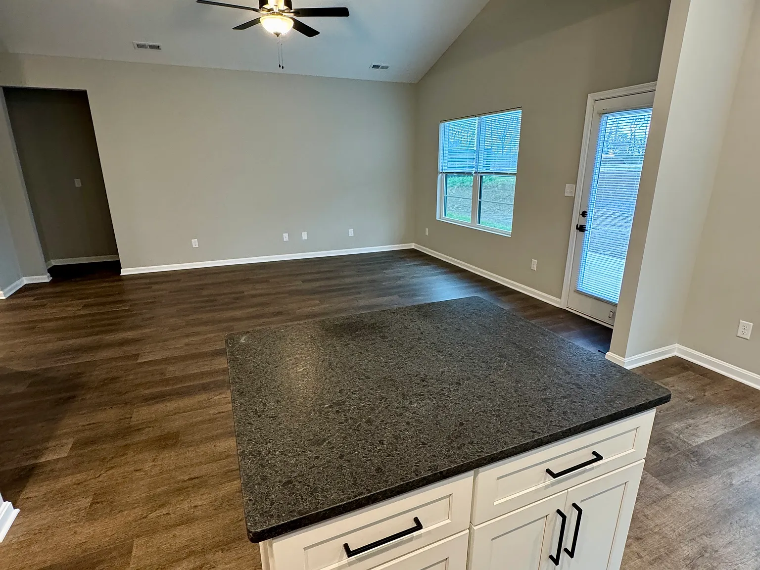 3 bed, 1380 sqft, $2,375 — Photo 4