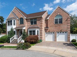 9 Corin Ct, Syosset, NY 11791