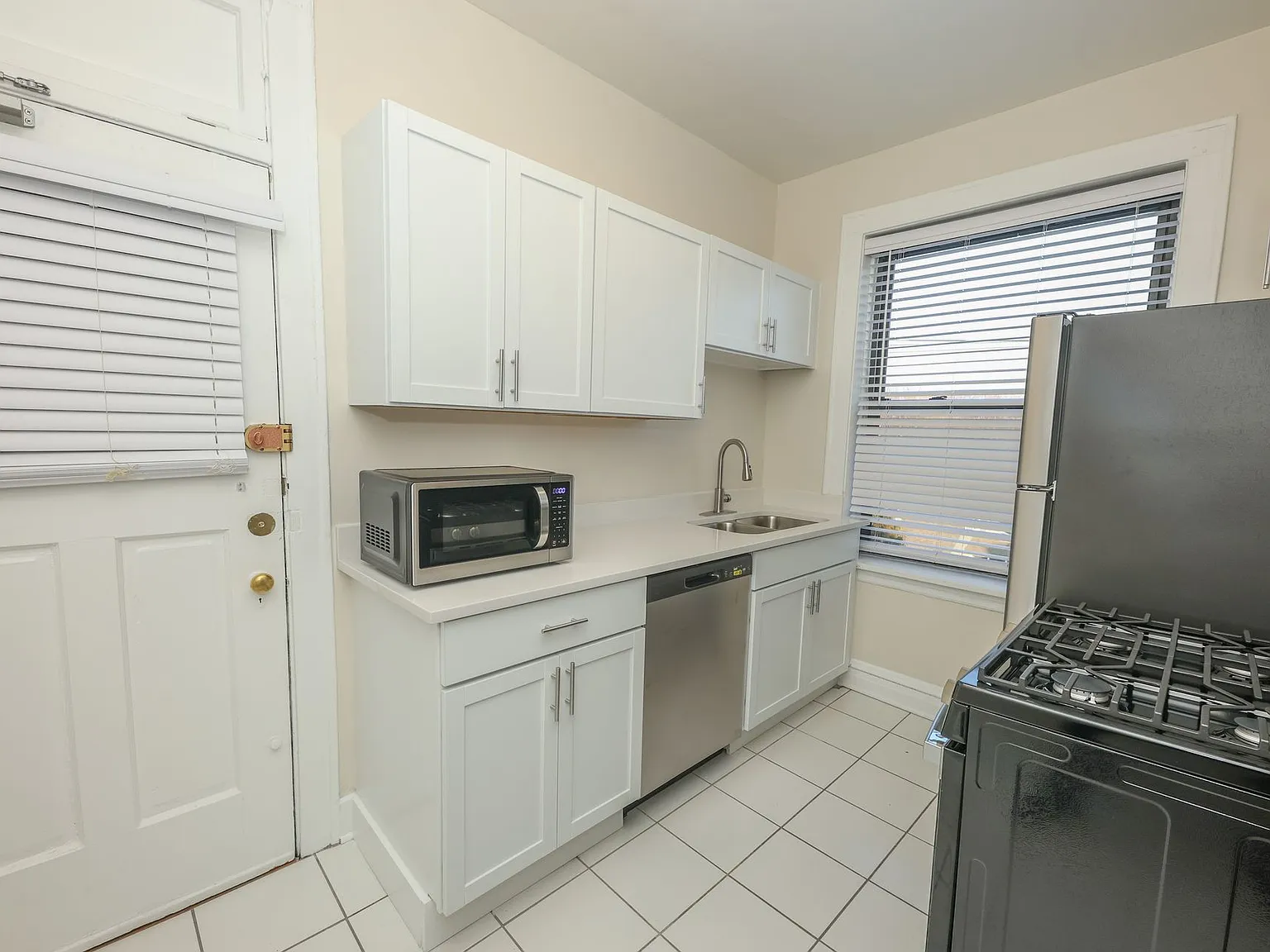 605 Hinman — Photo 3