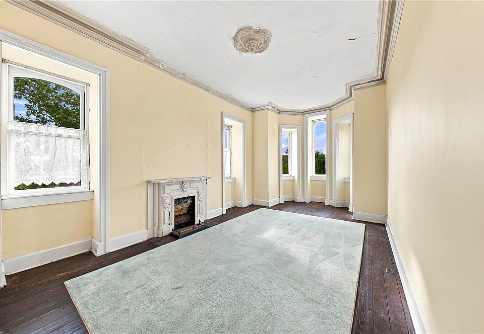 34th image of 904 Juliana St