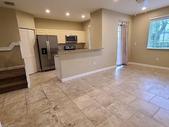 4th image of 1952 Flamingo Place