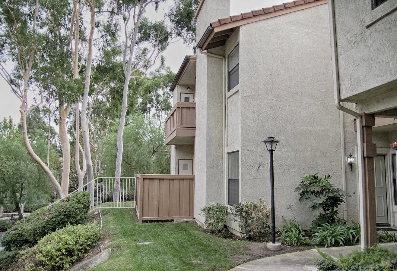 2 bed, 788 sqft, $2,400 — Photo 1