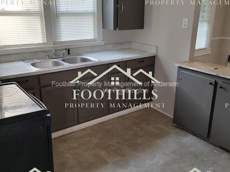 1302 Robbins Dr — Photo 6